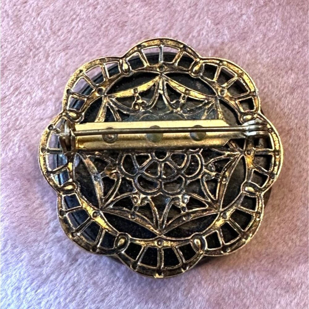 Vintage Victorian Style Plum Plastic Brooch With Grape Design & Filigree - Picture 4 of 7